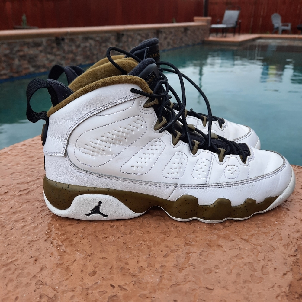 Air Jordan Retro 9 statue